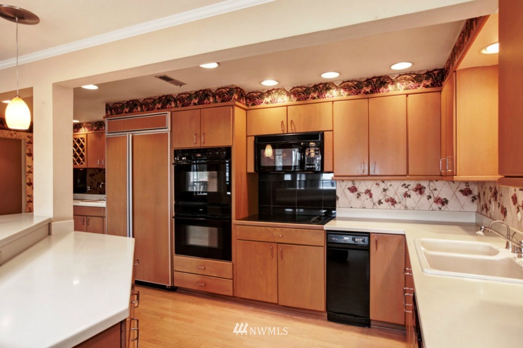 3100 West Commodore Way, Unit 404 Seattle, WA 98199 - Photo 4 of 19 Gallery Image 4