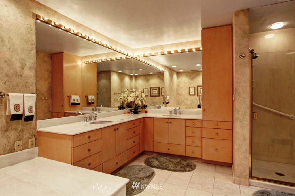 3100 West Commodore Way, Unit 404 Seattle, WA 98199 - Photo 9 of 19 Gallery Image 9