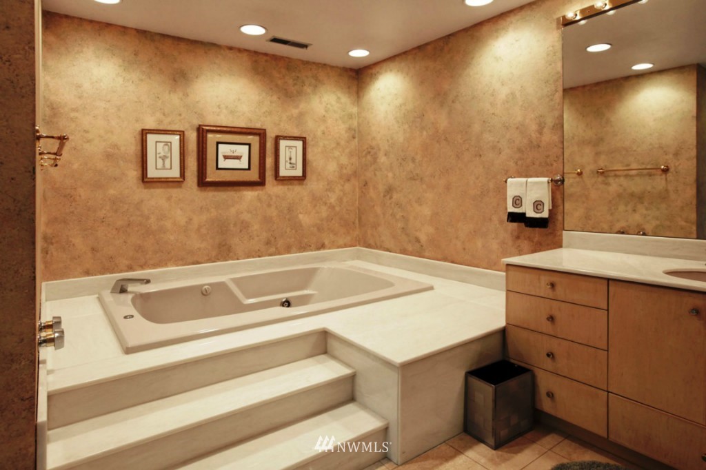 3100 West Commodore Way, Unit 404 Seattle, WA 98199 - Photo 10 of 19 Gallery Image 10