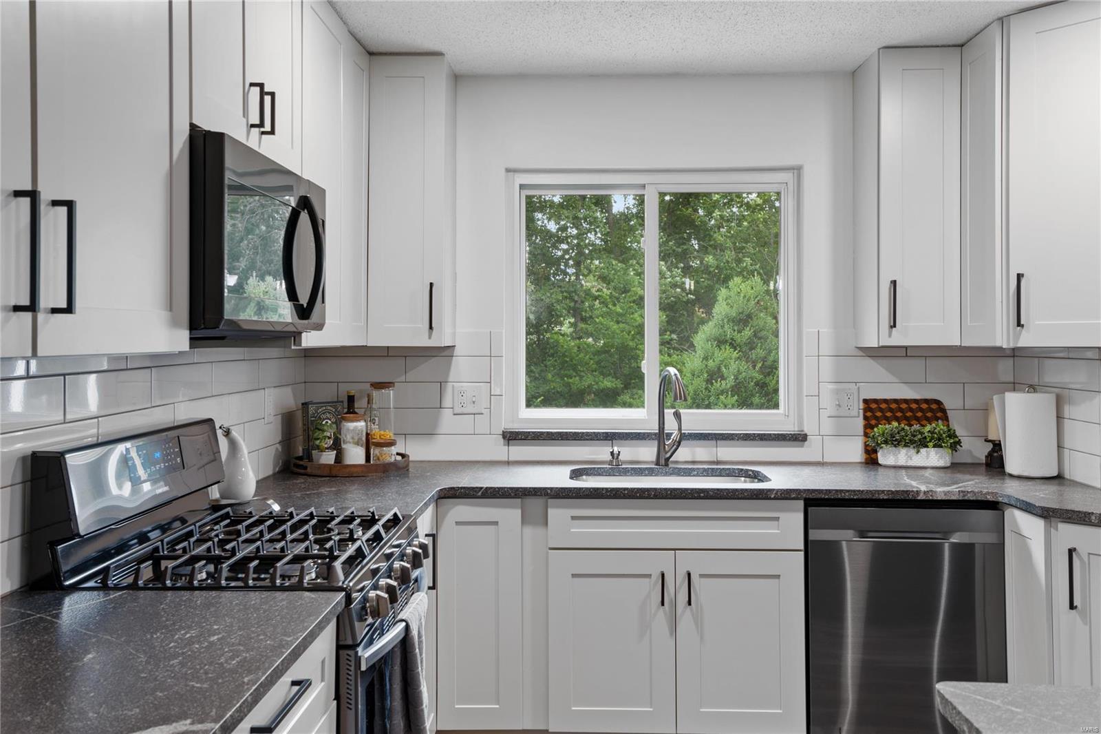 7033 Chalkstone Road St. Louis, MO 63129 - Photo 11 of 40 Gallery Image 11