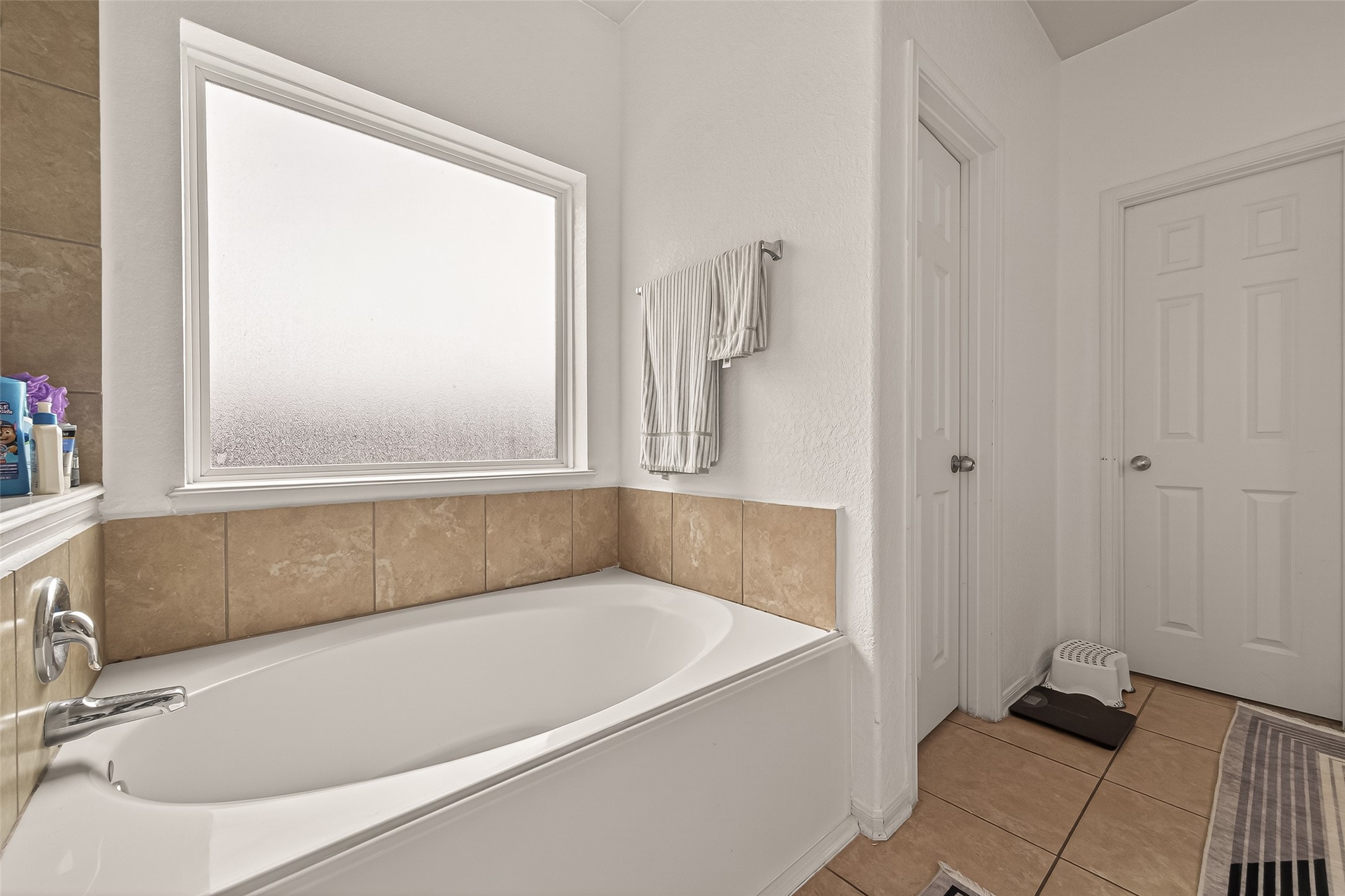 18303 All Oak Trail Houston, TX 77084 - Photo 16 of 31 a white bath tub sitting next to a window