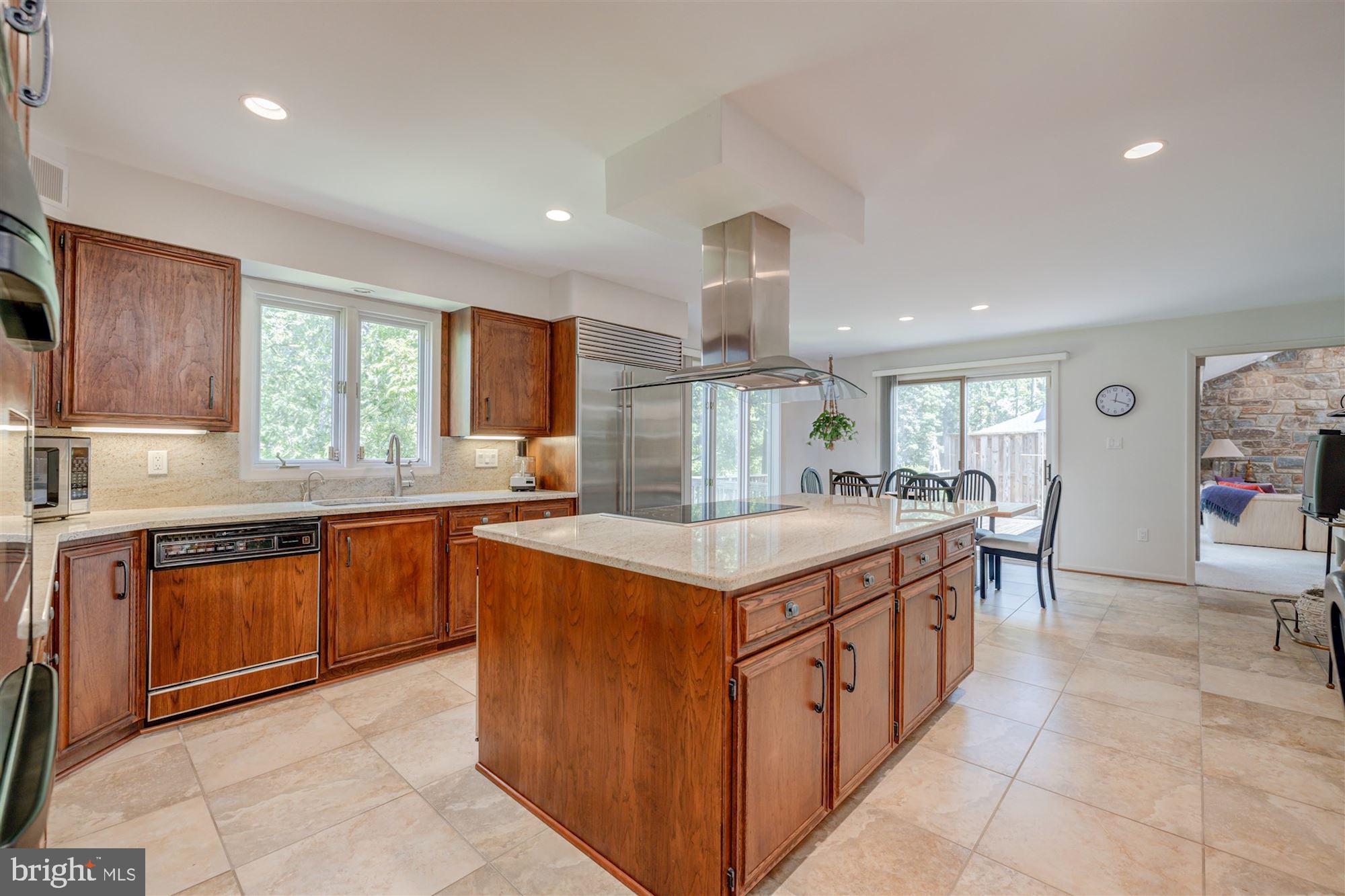 10200 Counselman Road Potomac, MD 20854 - Photo 11 of 82 sprawling, eat-in Kitchen