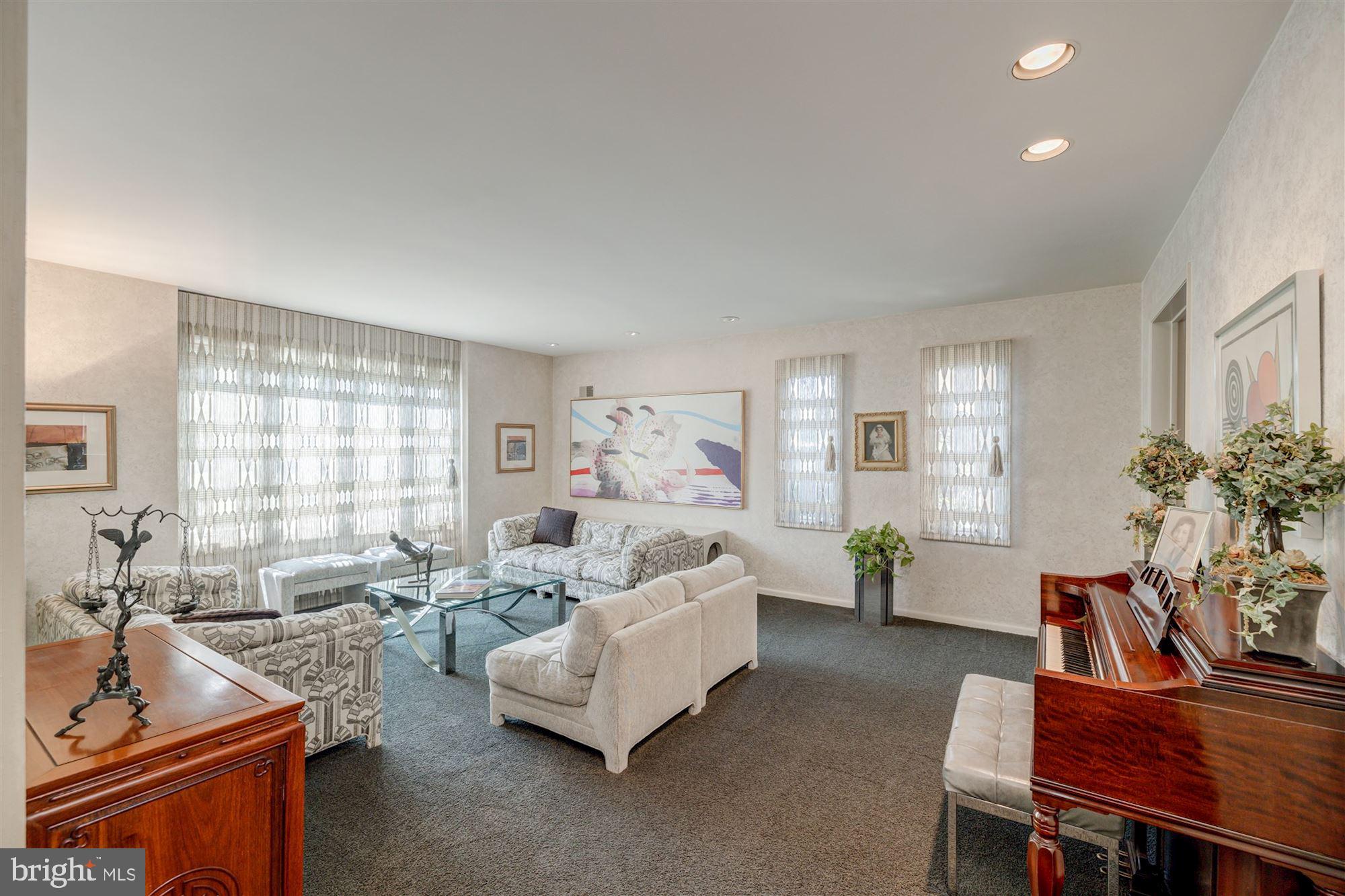 10200 Counselman Road Potomac, MD 20854 - Photo 23 of 82 large Living Room