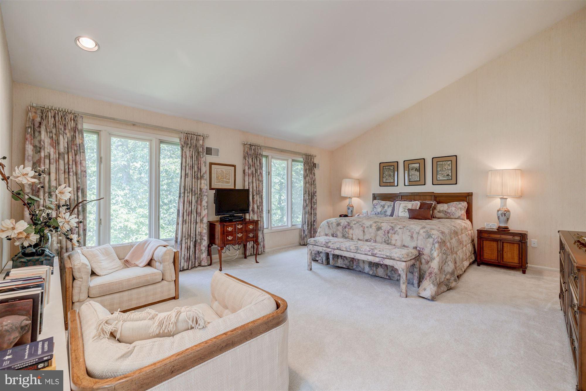 10200 Counselman Road Potomac, MD 20854 - Photo 33 of 82 wonderful light, sitting area