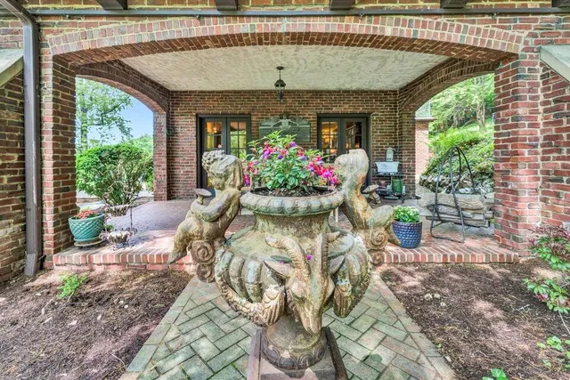 $1,800,000 | 2412 Robin Hood Road Southeast, Roanoke, VA 24014