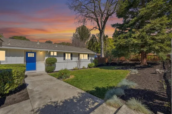 a view of a yard in front of house