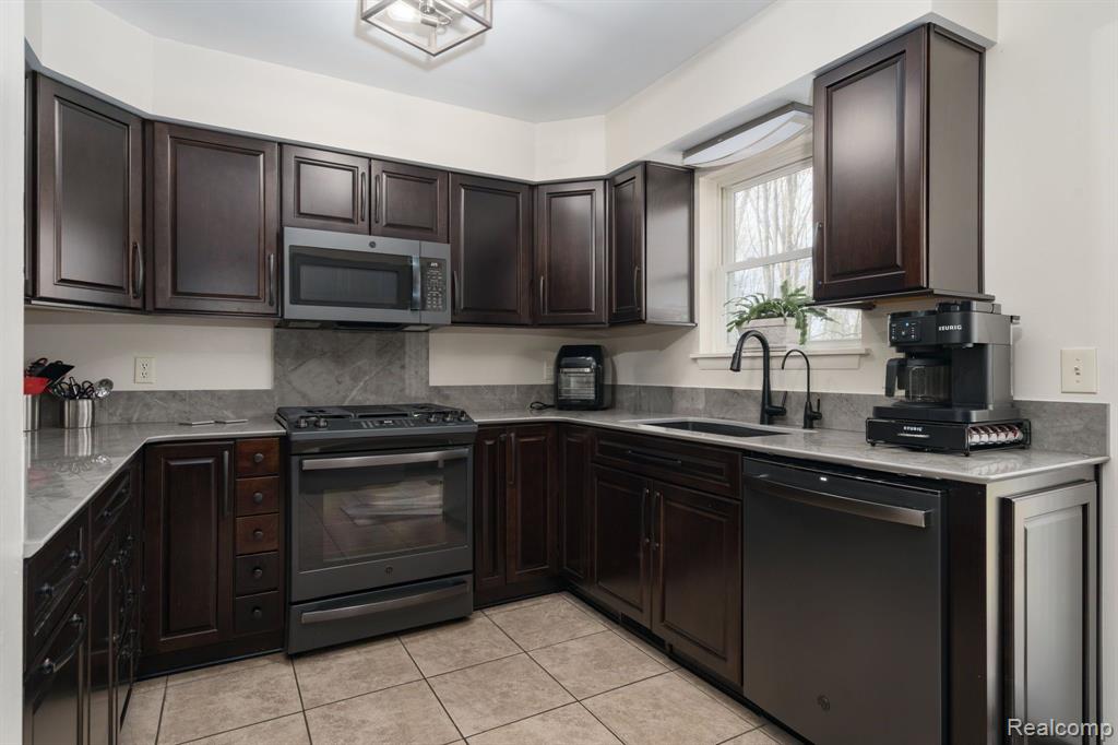 8660 West Sargent Road Fowlerville, MI 48836 - Photo 10 of 48 Gallery Image 10