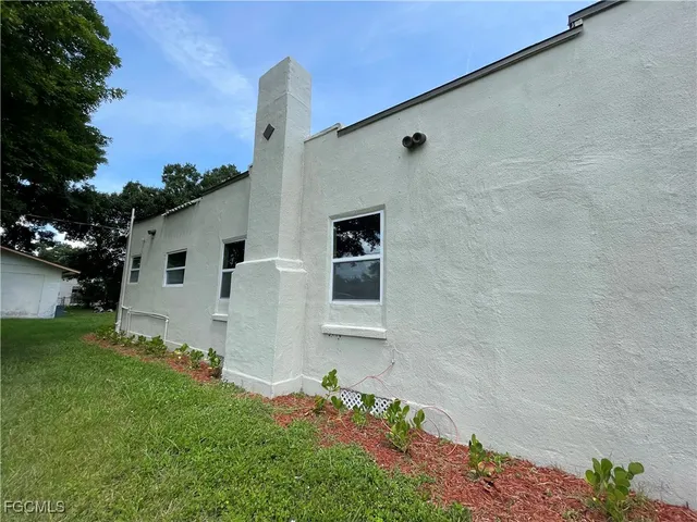 a view of a backyard