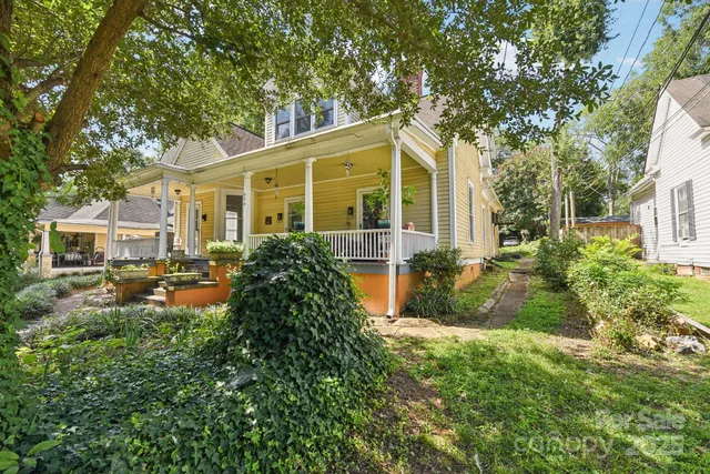 a view of a yard in front of house