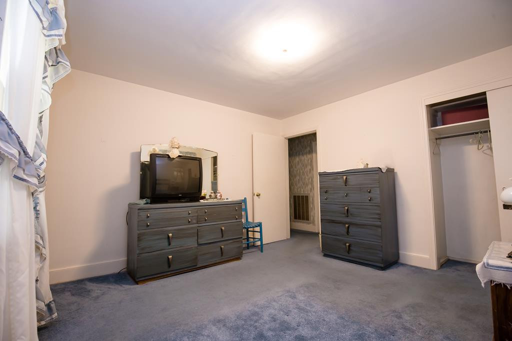 499 Pine Street Bamberg, SC 29003 - Photo 11 of 28 a living room with furniture and flat screen tv