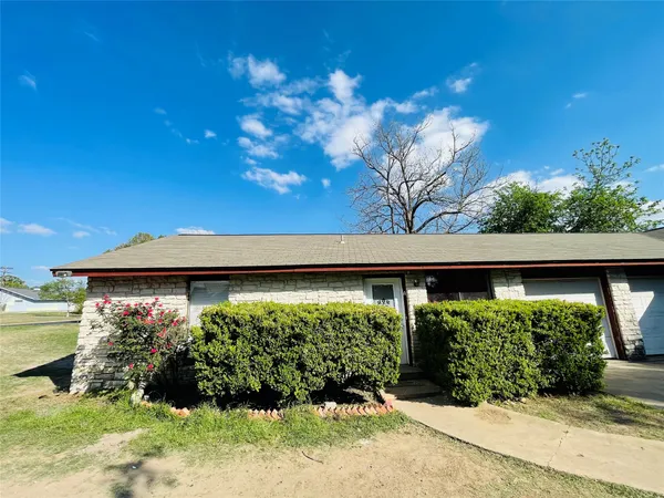 $1,590 | 7402 Geneva Drive, Unit A, Austin, TX 78723