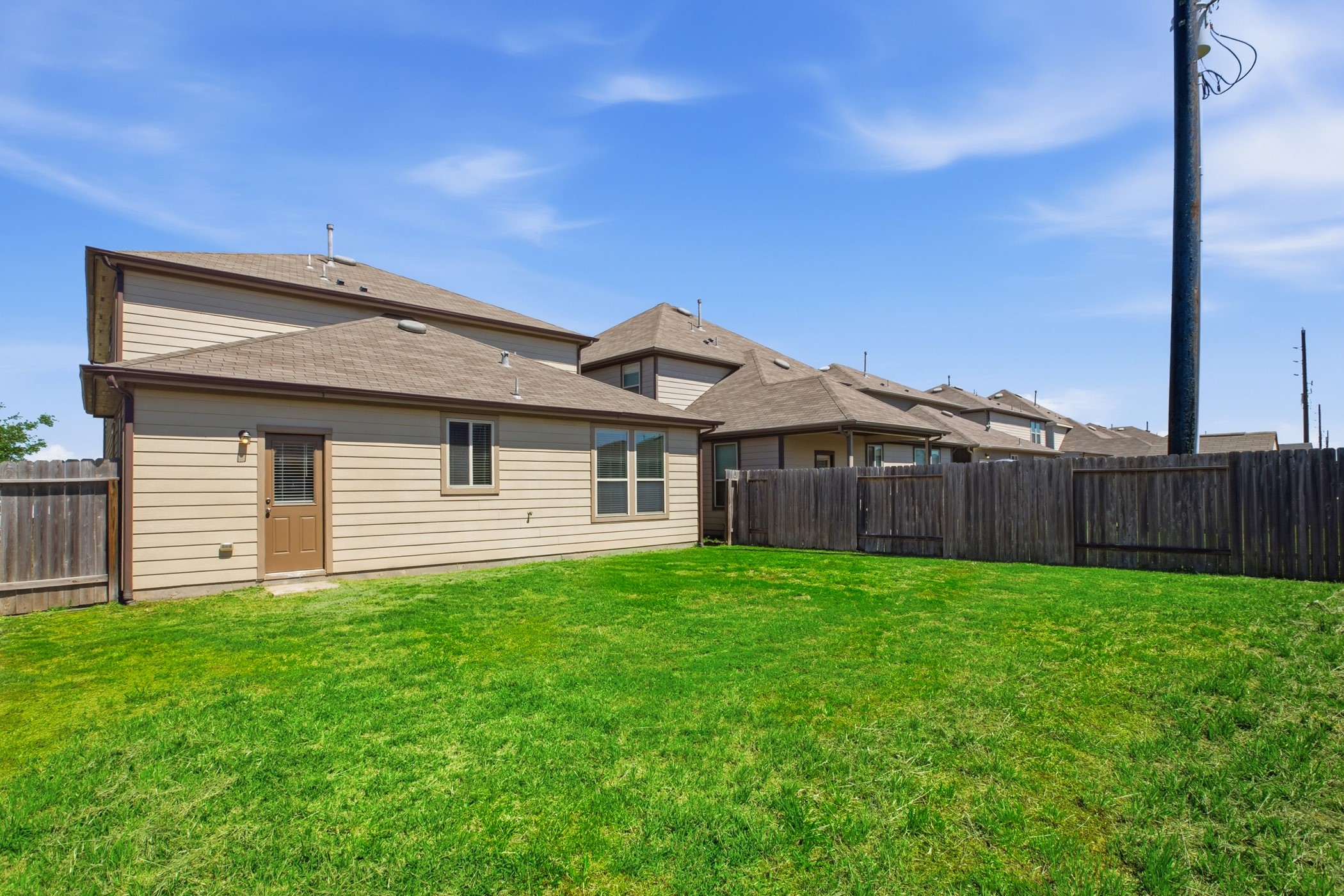 4611 Windmill Run Drive Houston, TX 77069 - Photo 34 of 35 a backyard of a house with wooden fence