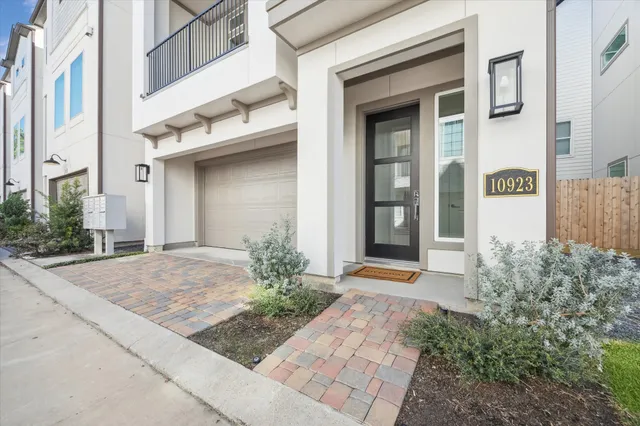 $475,000 | 10923 Brookeshire Chase Lane, Houston, TX 77043
