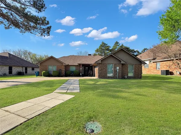 $2,988 | 816 Woodridge Drive, DeSoto, TX 75115