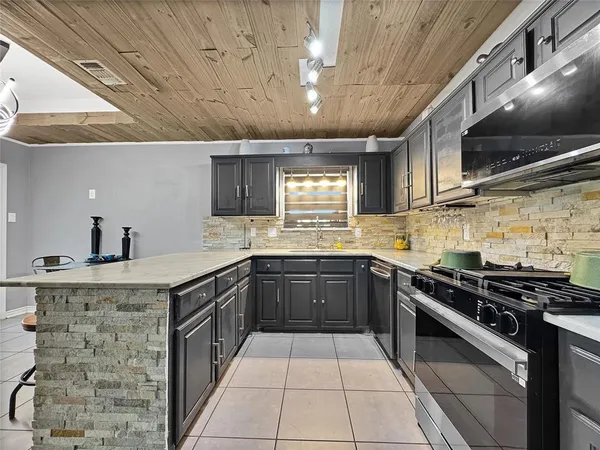 $2,988 | 816 Woodridge Drive, DeSoto, TX 75115