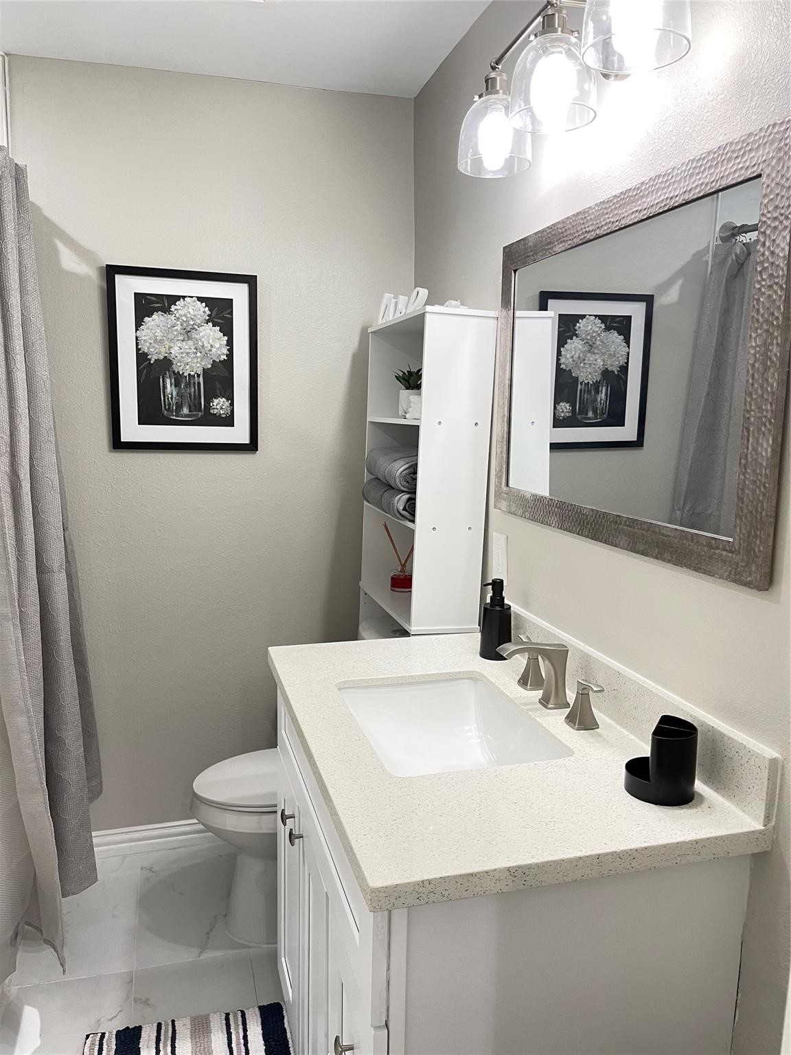 4326 Alconbury Lane, Unit 7 Houston, TX 77021 - Photo 13 of 28 a bathroom with a sink and a mirror