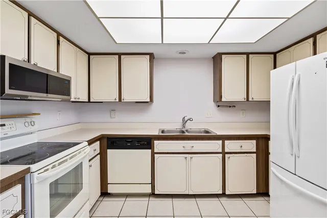 $127,500 | 3906 Southeast 11th Place, Unit 601, Cape Coral, FL 33904