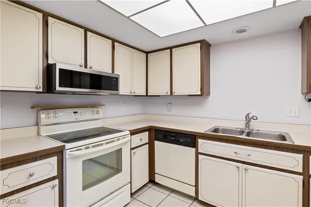 $127,500 | 3906 Southeast 11th Place, Unit 601, Cape Coral, FL 33904