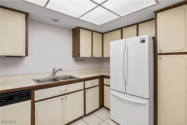 $127,500 | 3906 Southeast 11th Place, Unit 601, Cape Coral, FL 33904