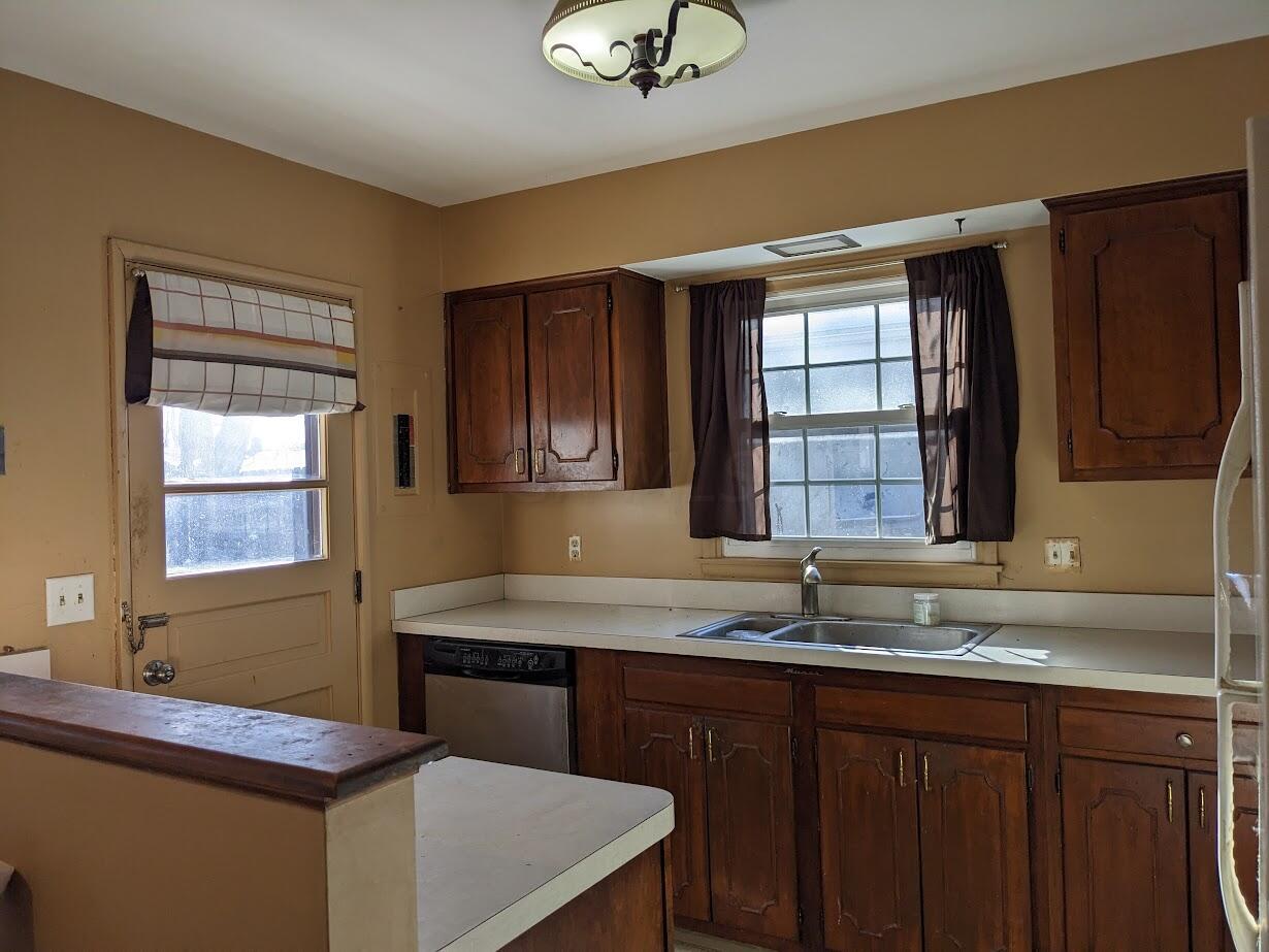256 Sturbridge Road Columbus, OH 43228 - Photo 5 of 15 Kitchen