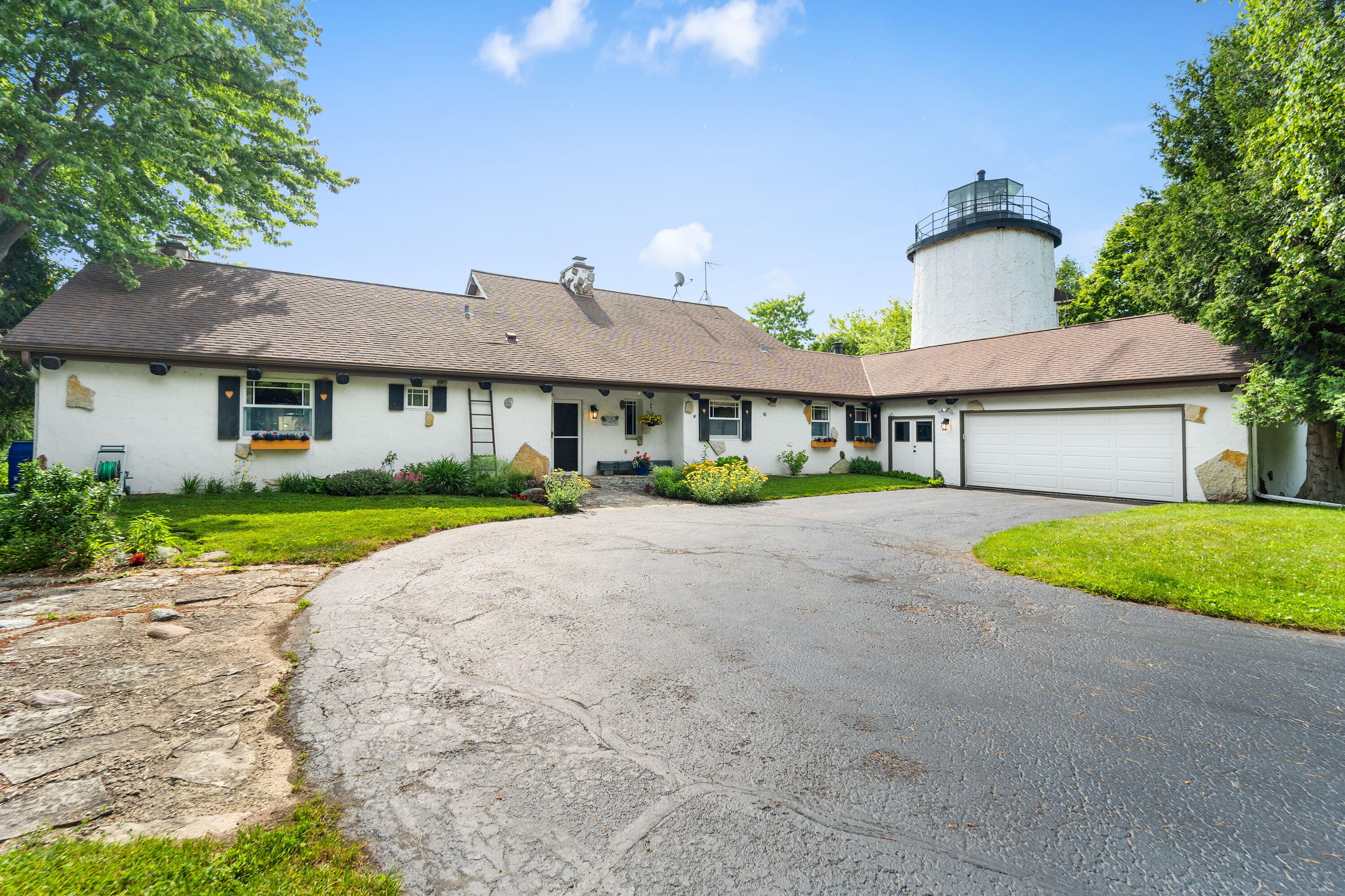 1270 Lake Shore Road Grafton, WI 53024 - Photo 6 of 99 Meticulously maintained inside and out!