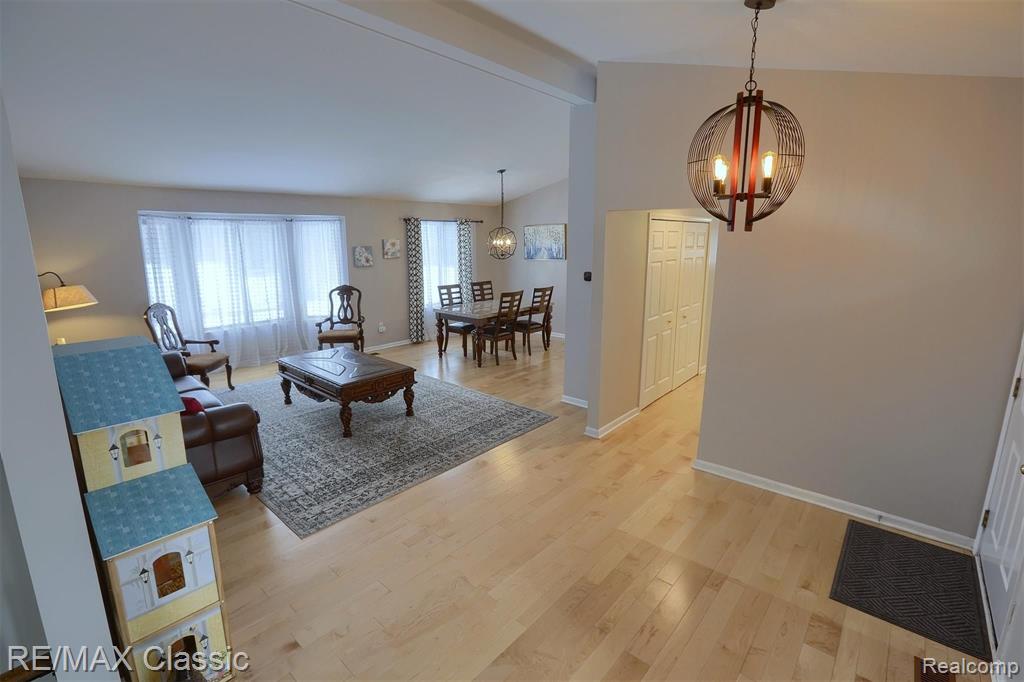695 Plum Ridge Drive Rochester Hills, MI 48309 - Photo 6 of 38