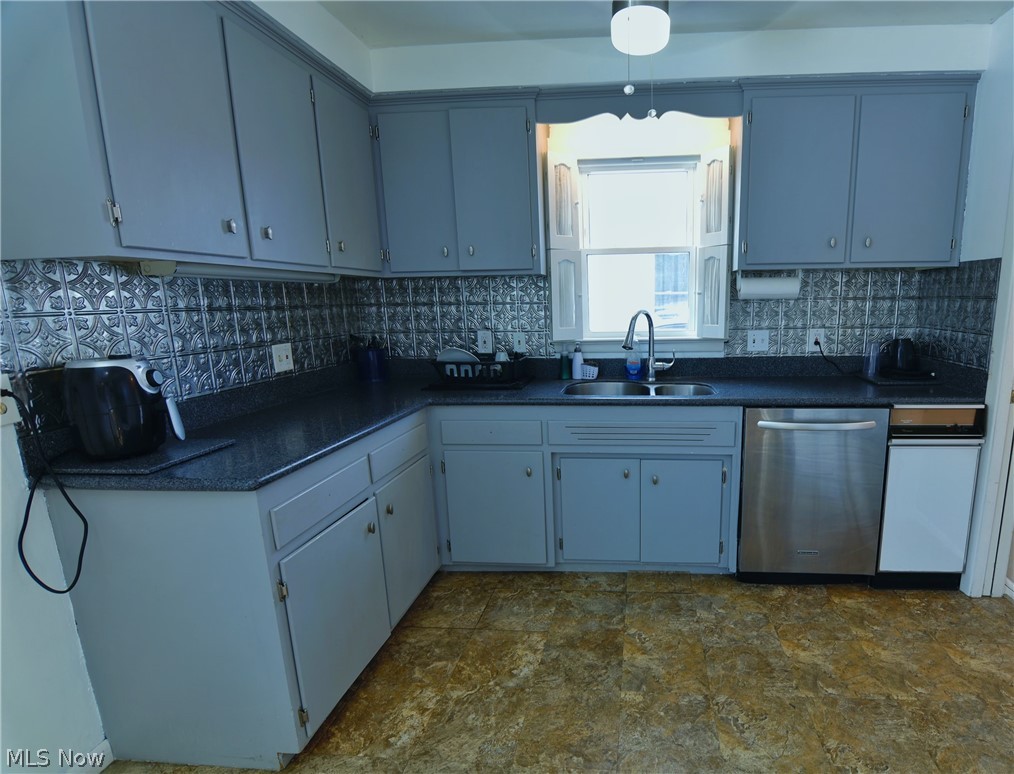 4378 Urban Road Cleveland, OH 44121 - Photo 10 of 24