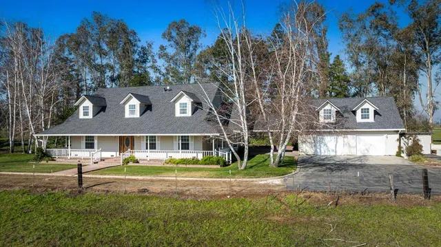a view of an entryway wooden floor and a chandelier fan