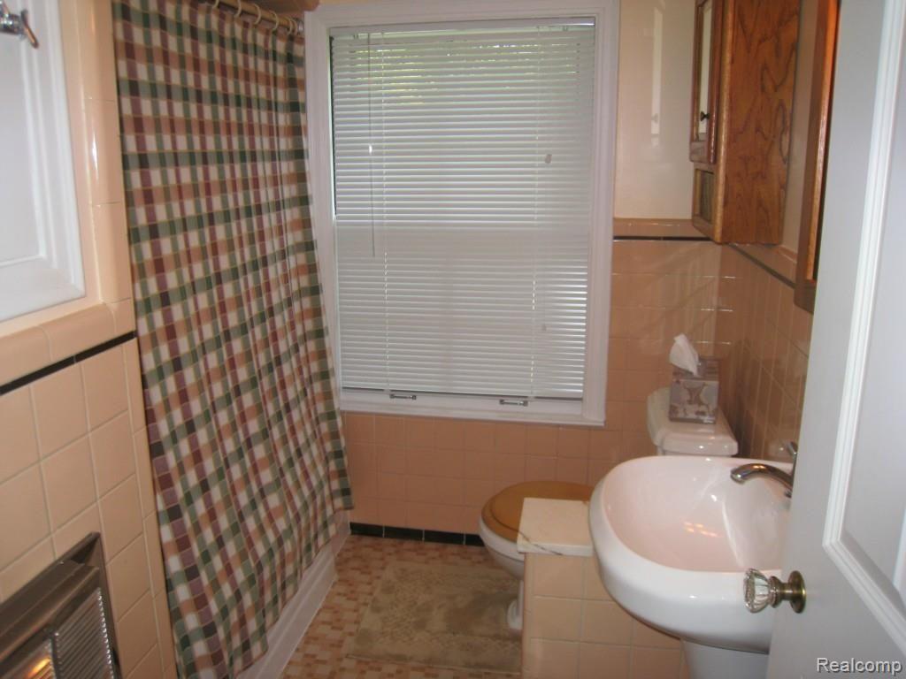 1013 Whittier Road Grosse Pointe, MI 48230 - Photo 18 of 22 Hall Bath