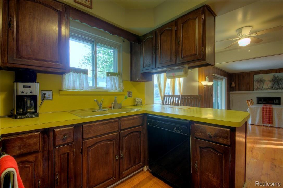 44139 Arlington Road Canton, MI 48187 - Photo 11 of 36 11 Kitchen.jpg