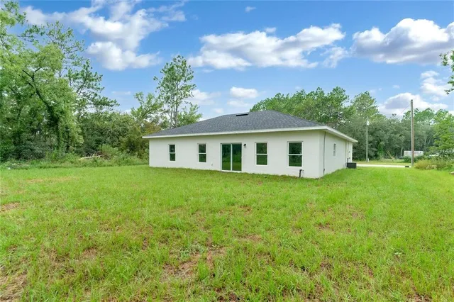 a view of a house with backyard and garden