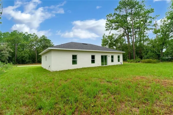 a view of a house with backyard and garden