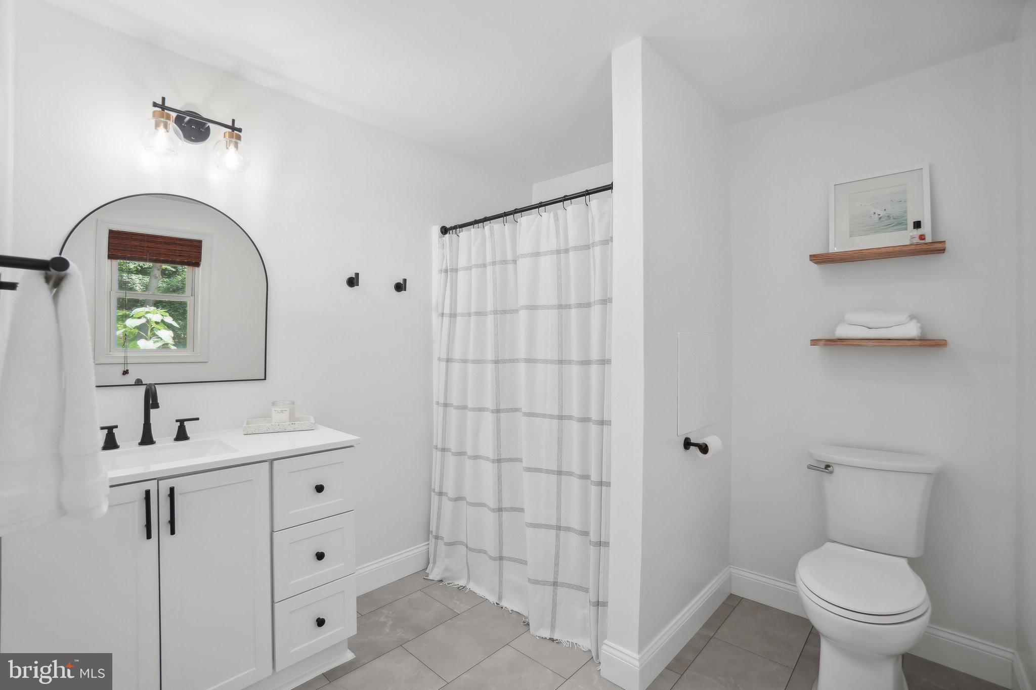 41756 Stumptown Road Leesburg, VA 20176 - Photo 20 of 61 Primary bathroom with new flooring