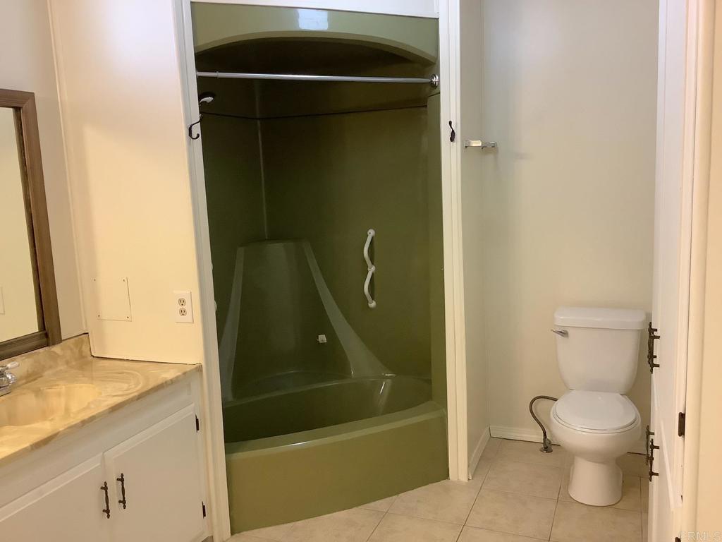 29056 Via Playa Del Rey Murrieta, CA 92563 - Photo 20 of 28 Primary corner tub/shower