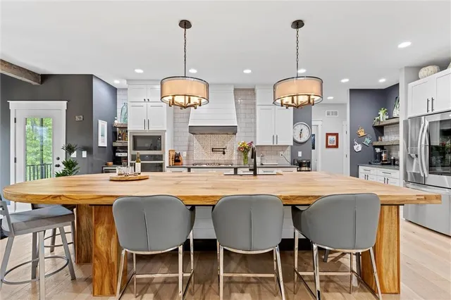 $1,180,000 | 4 Black Hawk Drive, Lake Winnebago, MO 64034