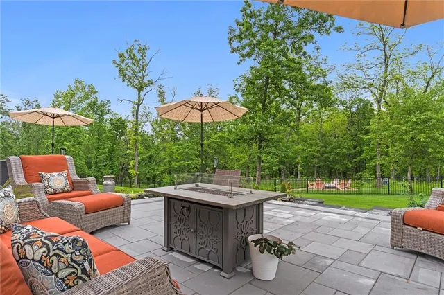 $1,180,000 | 4 Black Hawk Drive, Lake Winnebago, MO 64034