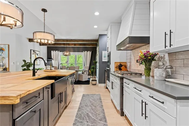 $1,180,000 | 4 Black Hawk Drive, Lake Winnebago, MO 64034