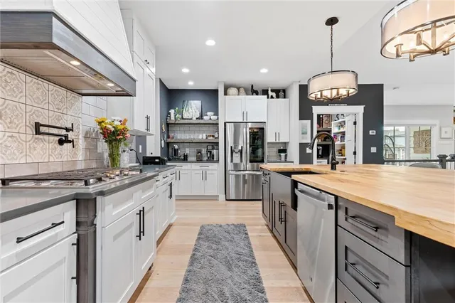 $1,180,000 | 4 Black Hawk Drive, Lake Winnebago, MO 64034