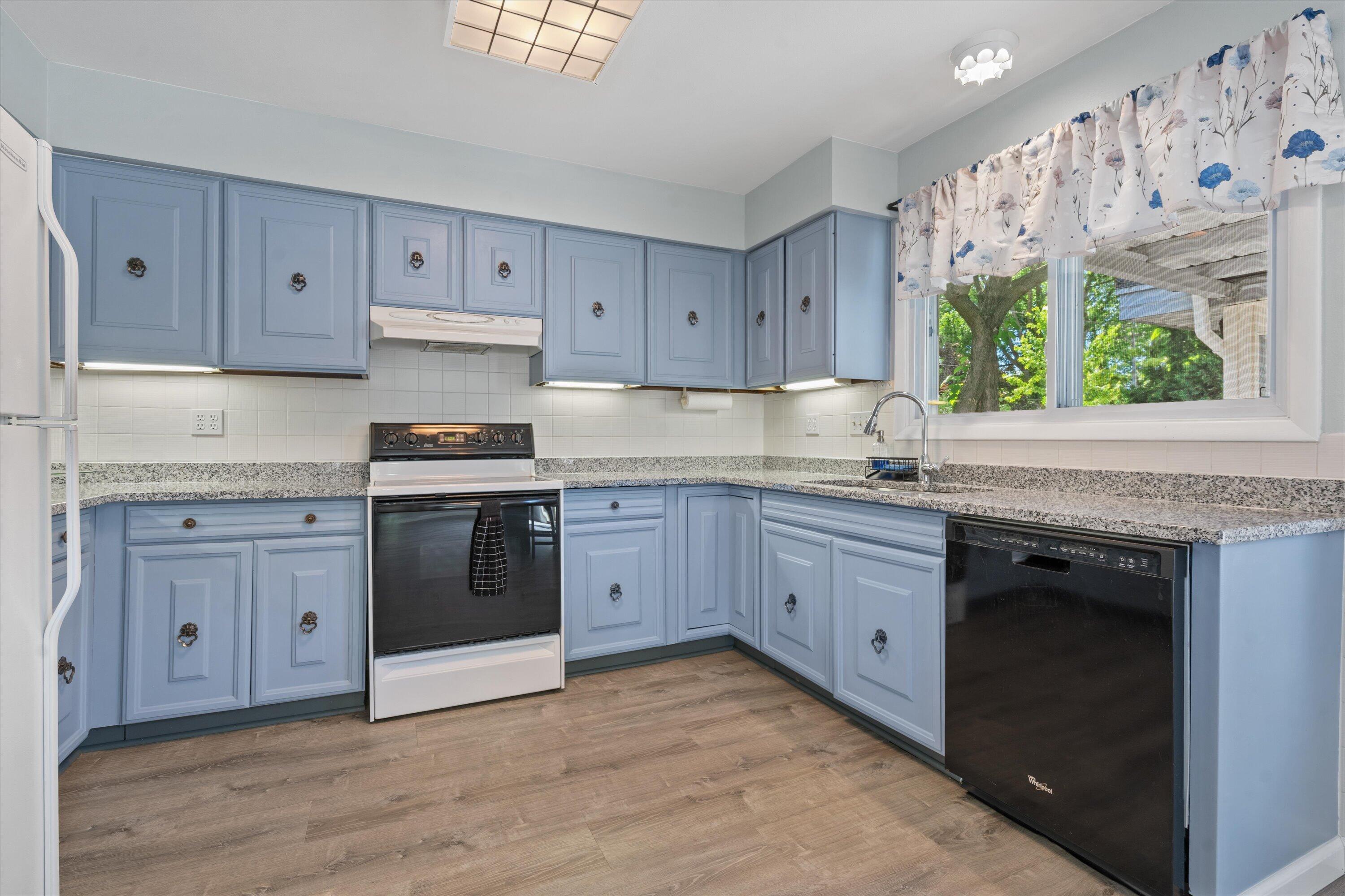 3240 South Hickory Road New Berlin, WI 53151 - Photo 2 of 37 11-DSC02598