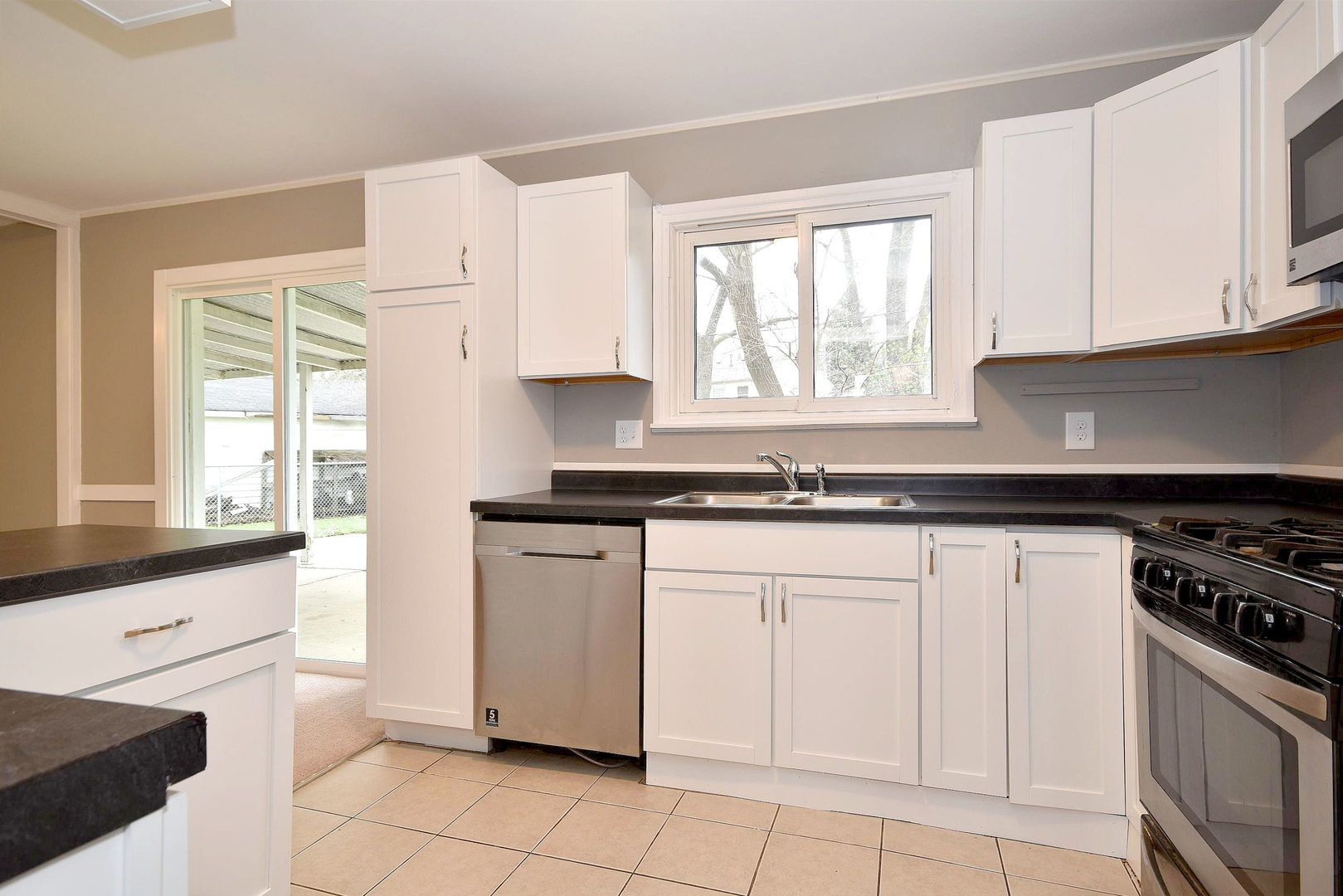 550 Spruce Road Bolingbrook, IL 60440 - Photo 3 of 20