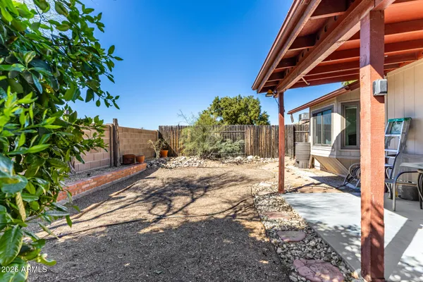 a view of a house with backyard