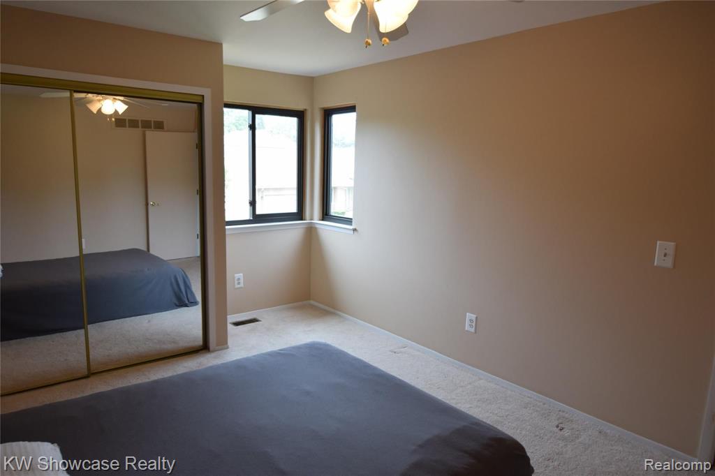 563 Tennyson Rochester Hills, MI 48307 - Photo 24 of 36