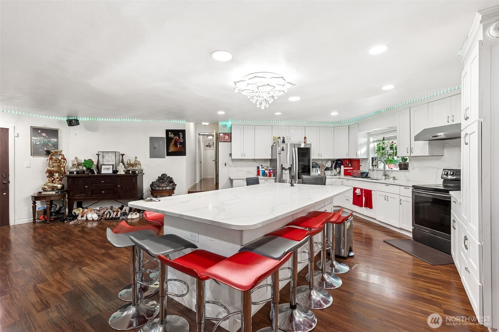13718 Macadam Road South Tukwila, WA 98168 - Photo 6 of 12 a large kitchen with a table and chairs