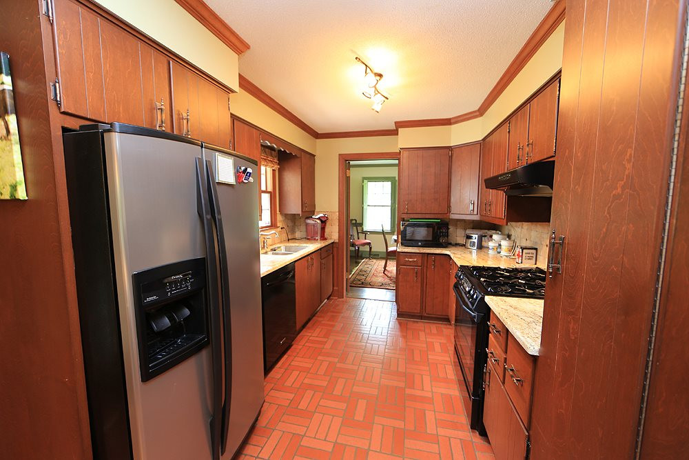 Loads of cabinets, upgraded GRANITE and tile bkspl Kitchen