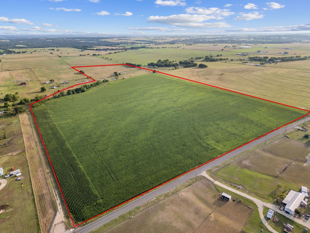 330 County Road 330 Granger, TX 76530 - Photo 9 of 9 a view of a field and an ocean