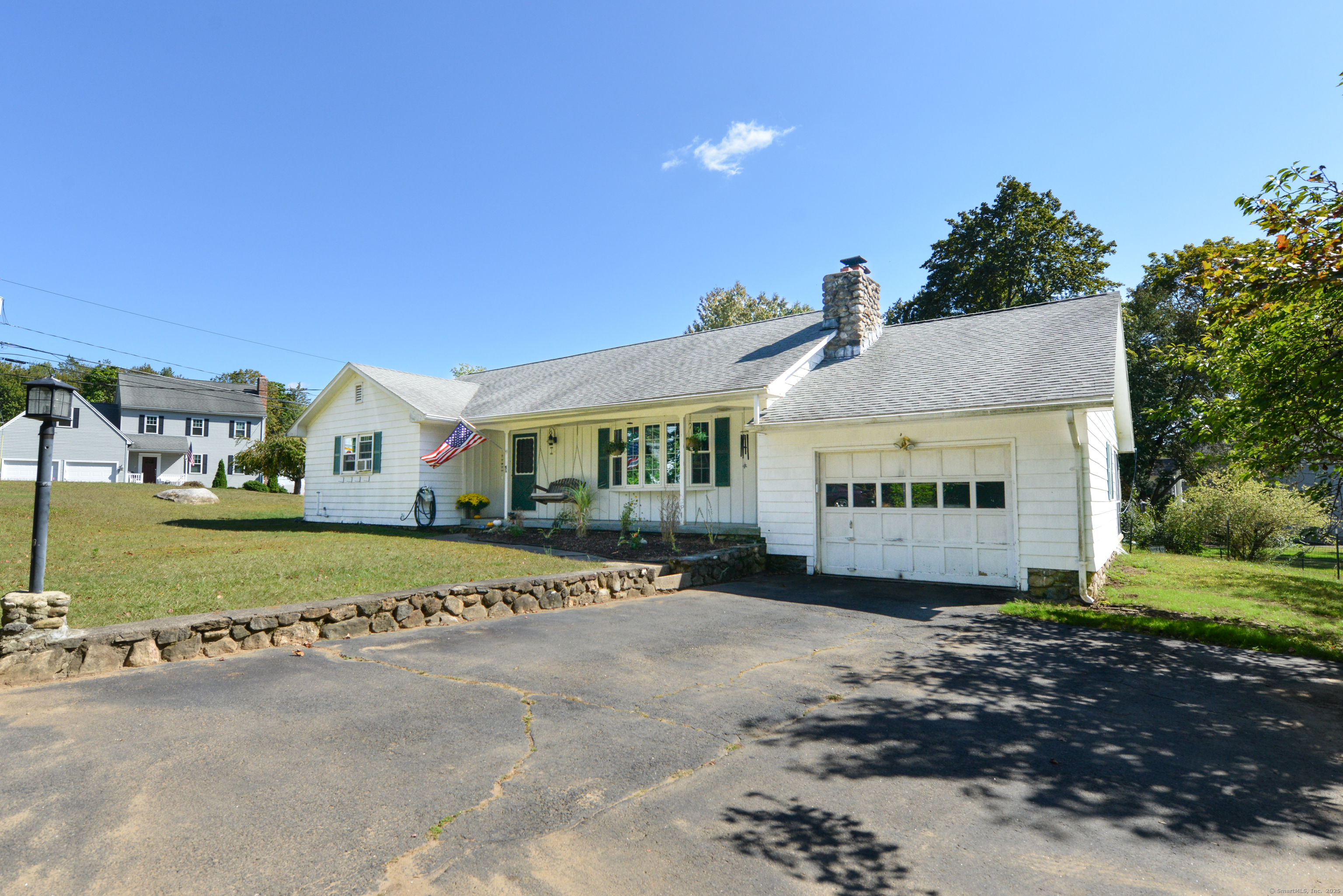 a view of an house with backyard and garden