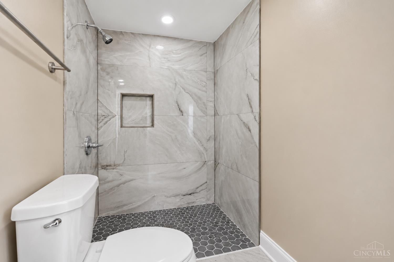 4851 Paddock Road Cincinnati, OH 45237 - Photo 19 of 21 Gallery Image 19