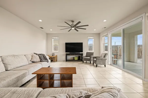 $715,000 | 4040 Aura Way, Rancho Cordova, CA 95742