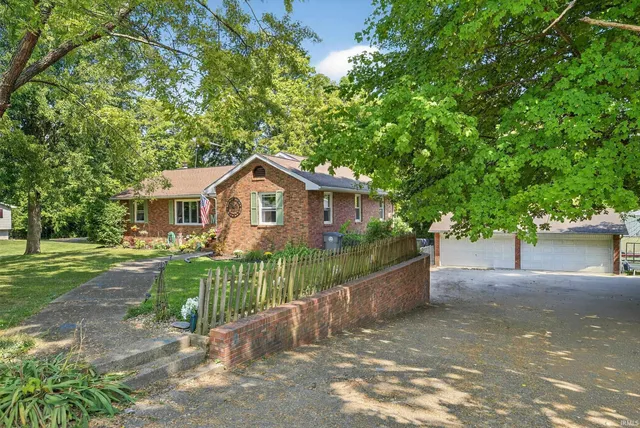 $275,000 | 1402 Hawthorne Drive, Vincennes, IN 47591