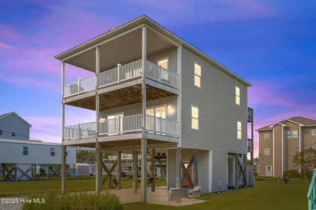 $750,000 | 8014 8th Street, Surf City, NC 28445